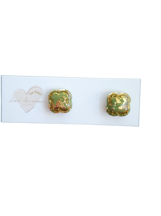 Emerald Quatrefoil gold stud earrings
